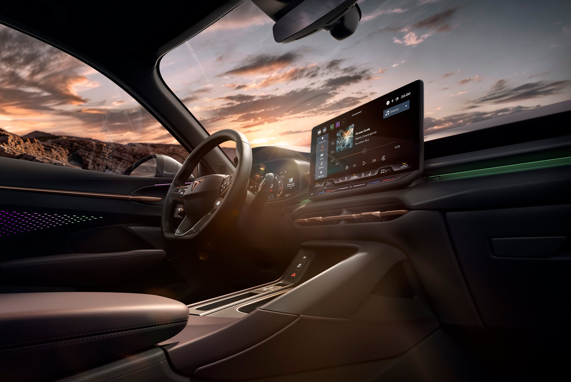 Tecnología del interior del coche del nuevo CUPRA Terramar 2024, con sistema de Infotainment de 32,7cm (12,9"), volante calefactado con botones satelitales y consola central; vista del salpicadero.