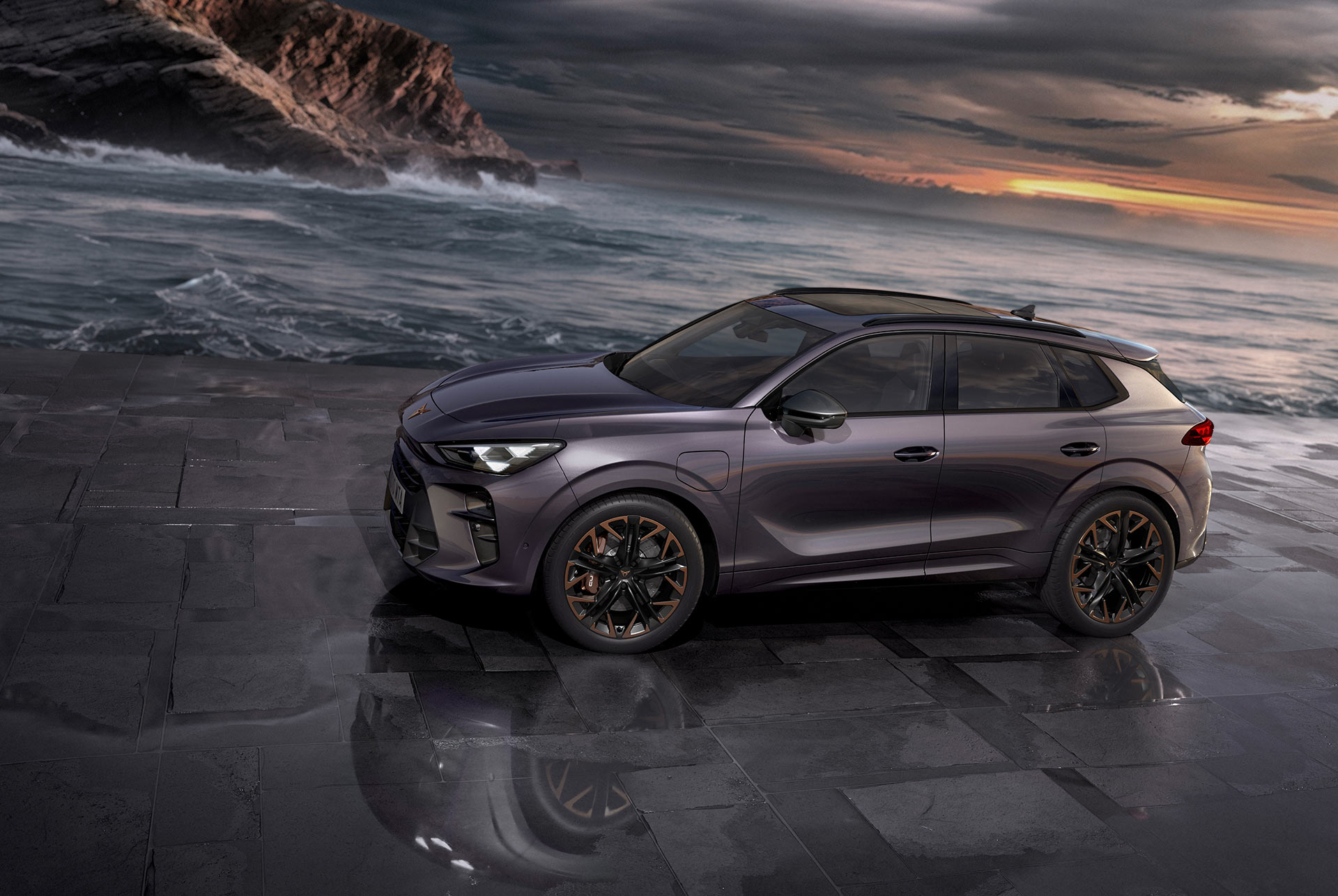 SUV híbrido CUPRA Terramar, nuevo modelo 2024, vista lateral, con llantas de aleación Hadron Copper de 20 pulgadas y frenos Akebono, Dark Void mate, sobre una acera mojada junto al mar al atardecer.