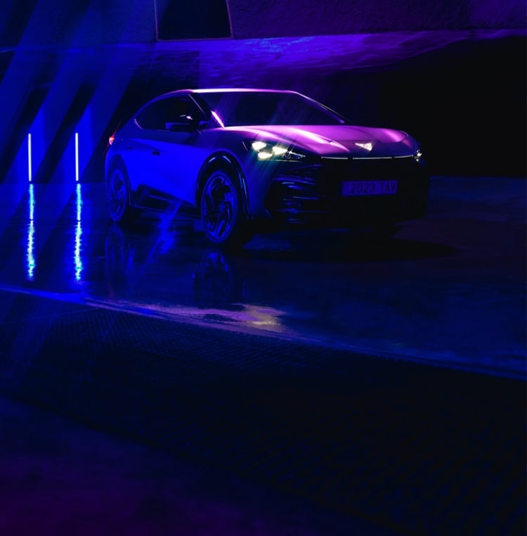 CUPRA Tavascan SUV coupé 100% eléctrico bajo luces de neón