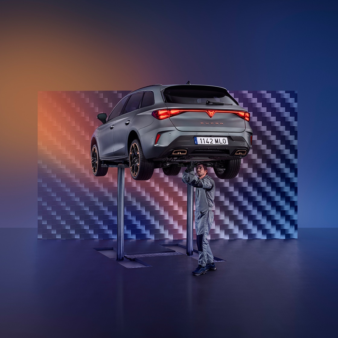 CUPRA Formentor SUV híbrido eléctrico con CUPRA Specialist realizando inspección de bajos