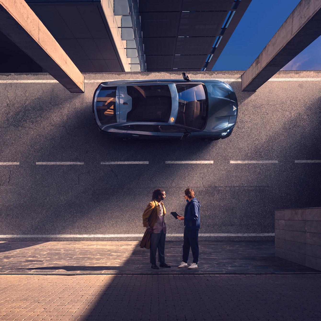 CUPRA Tavascan coupé 100% eléctrico en carretera urbana, perspectiva cenital