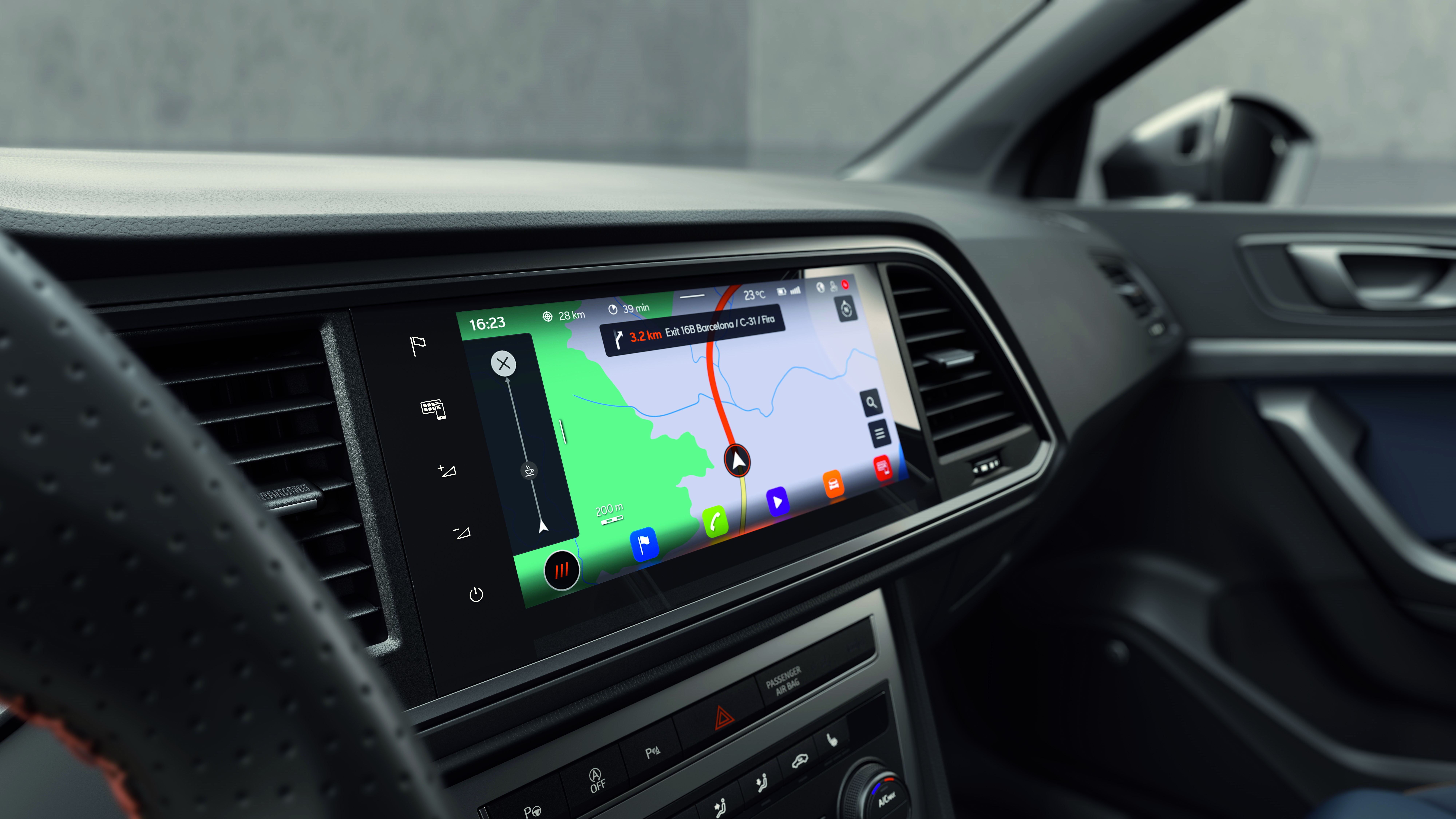 Primer plano del Navi System de 9,2" del CUPRA Ateca, que muestra la navegación totalmente online con mapas claros y detallados para una guía precisa de la ruta. 