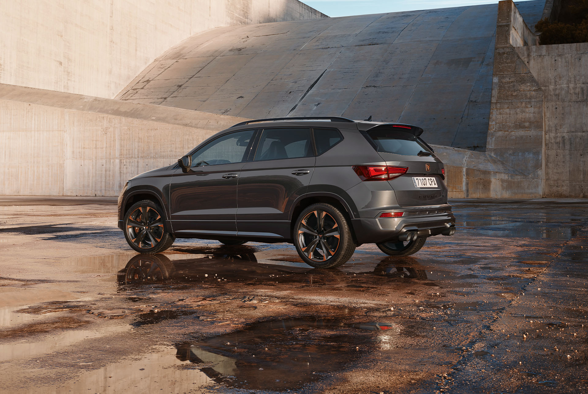 Vista trasera del CUPRA Ateca, donde destaca su calidad, amplitud y moderno diseño exterior. 