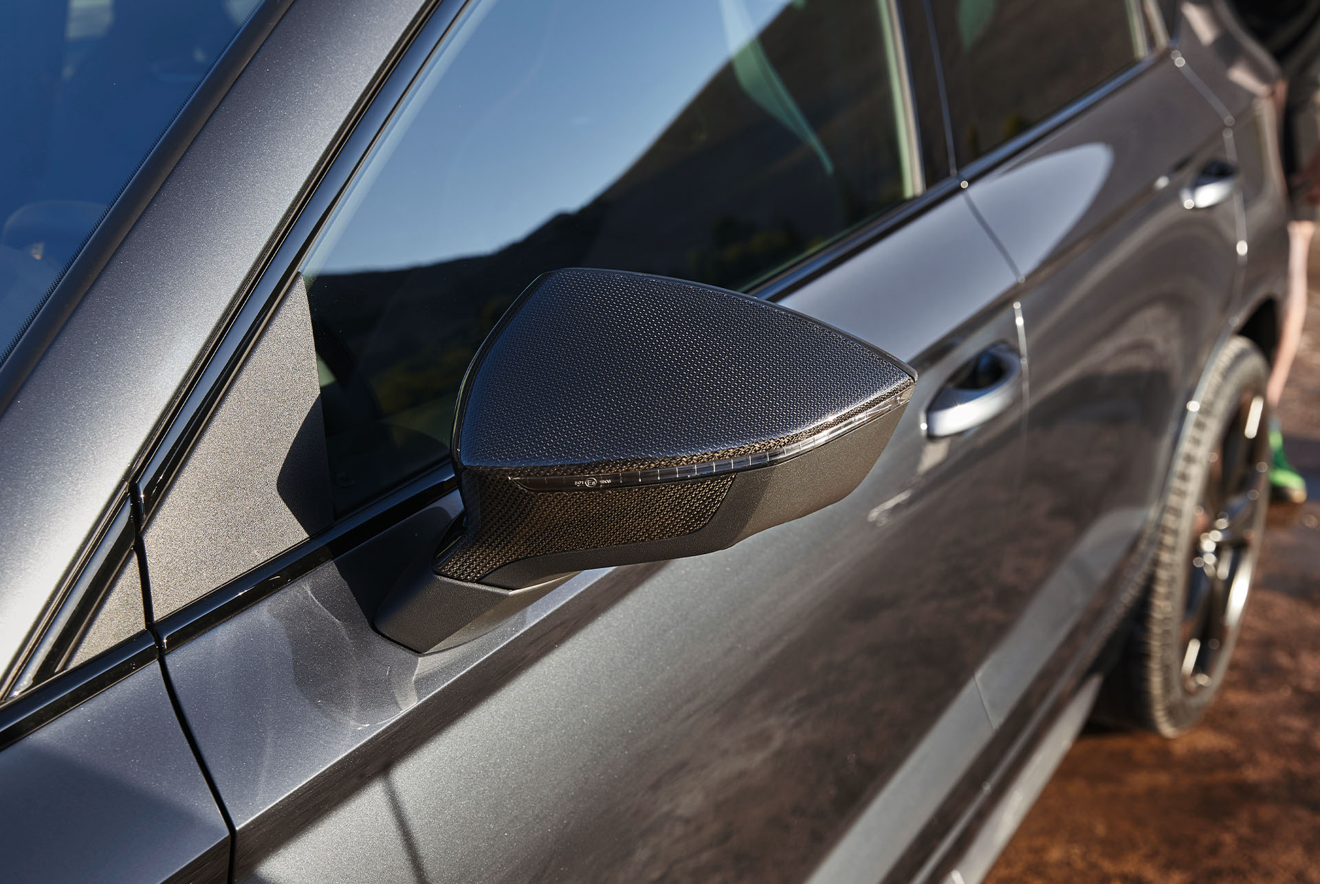 Detalle de las fundas para los retrovisores de fibra de carbono en cobre del CUPRA Ateca, que añaden un toque de primera categoría y elegante al diseño.