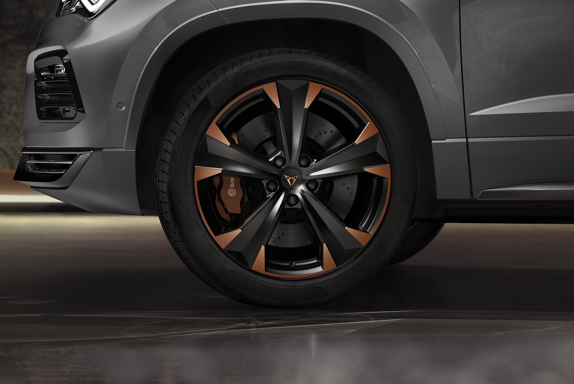 Primer plano de los frenos de alto rendimiento del CUPRA Ateca con pinzas Brembo, que aportan una potencia de frenado galardonada. 