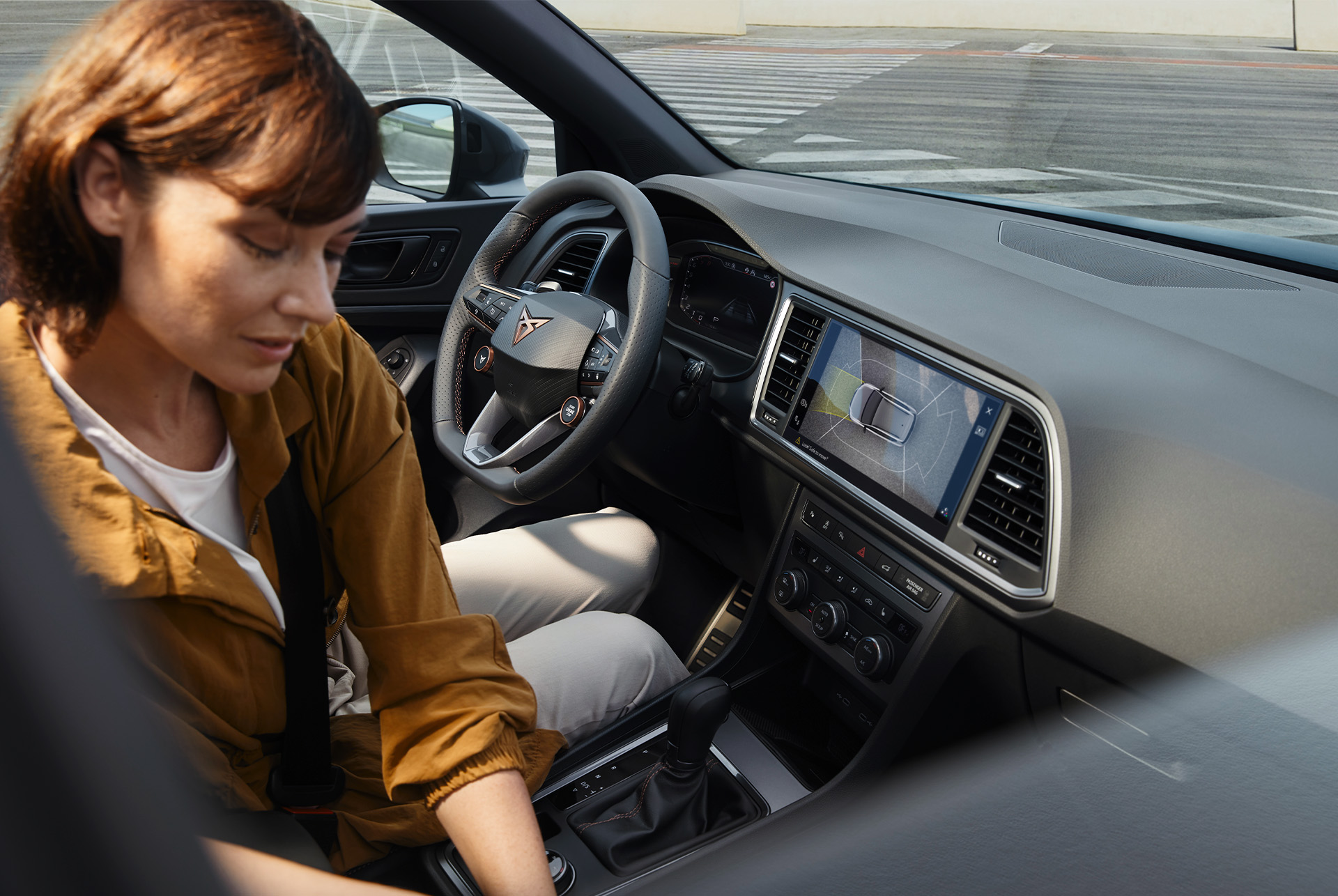 Vista interior del CUPRA Ateca donde destaca la tecnología centrada en el conductor, con un habitáculo diseñado específicamente para satisfacer sus necesidades.