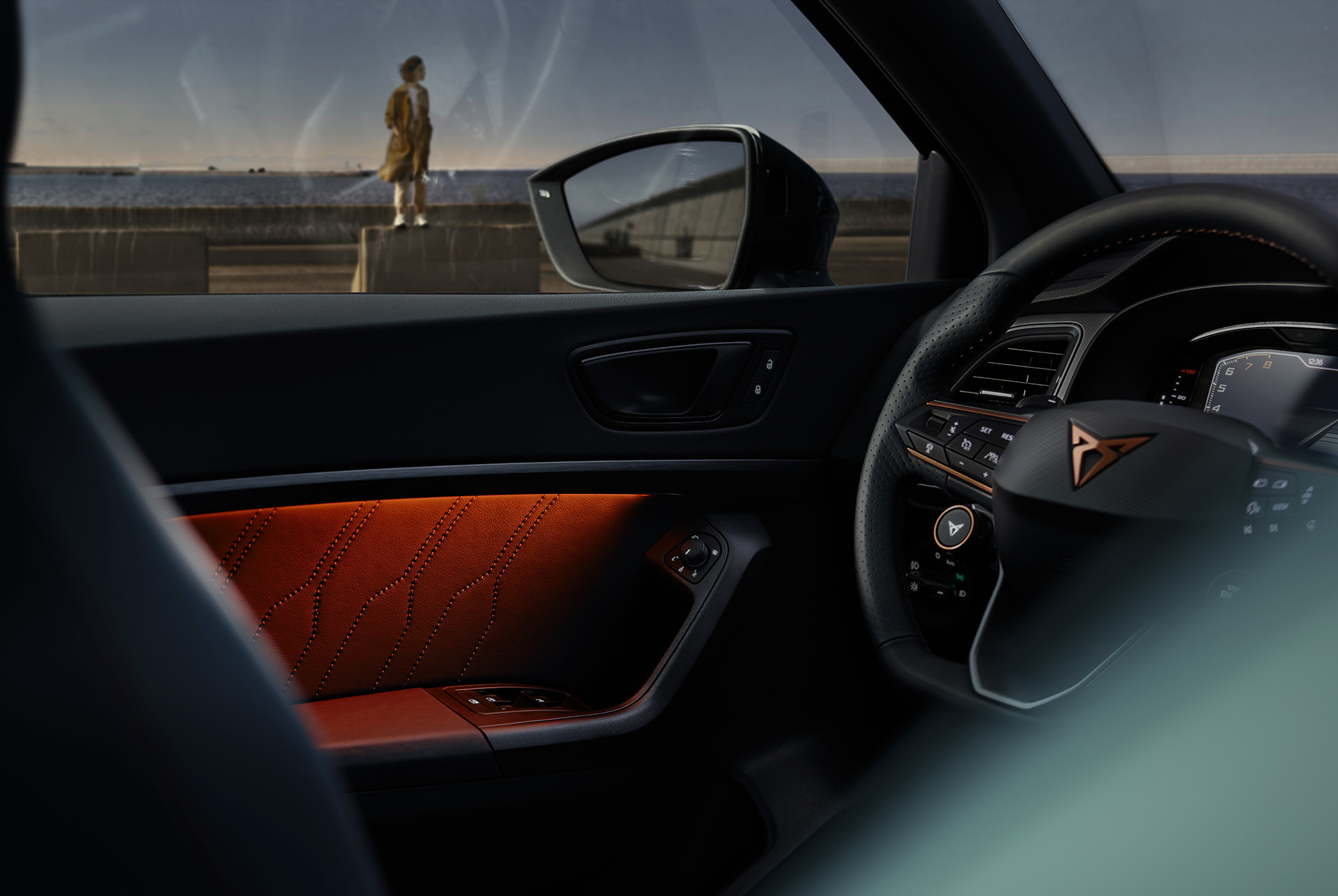 Vista interior del CUPRA Ateca que muestra la iluminación ambiental que se ajusta a tu estado de ánimo, mejorando la experiencia de conducción con tonos personalizables.