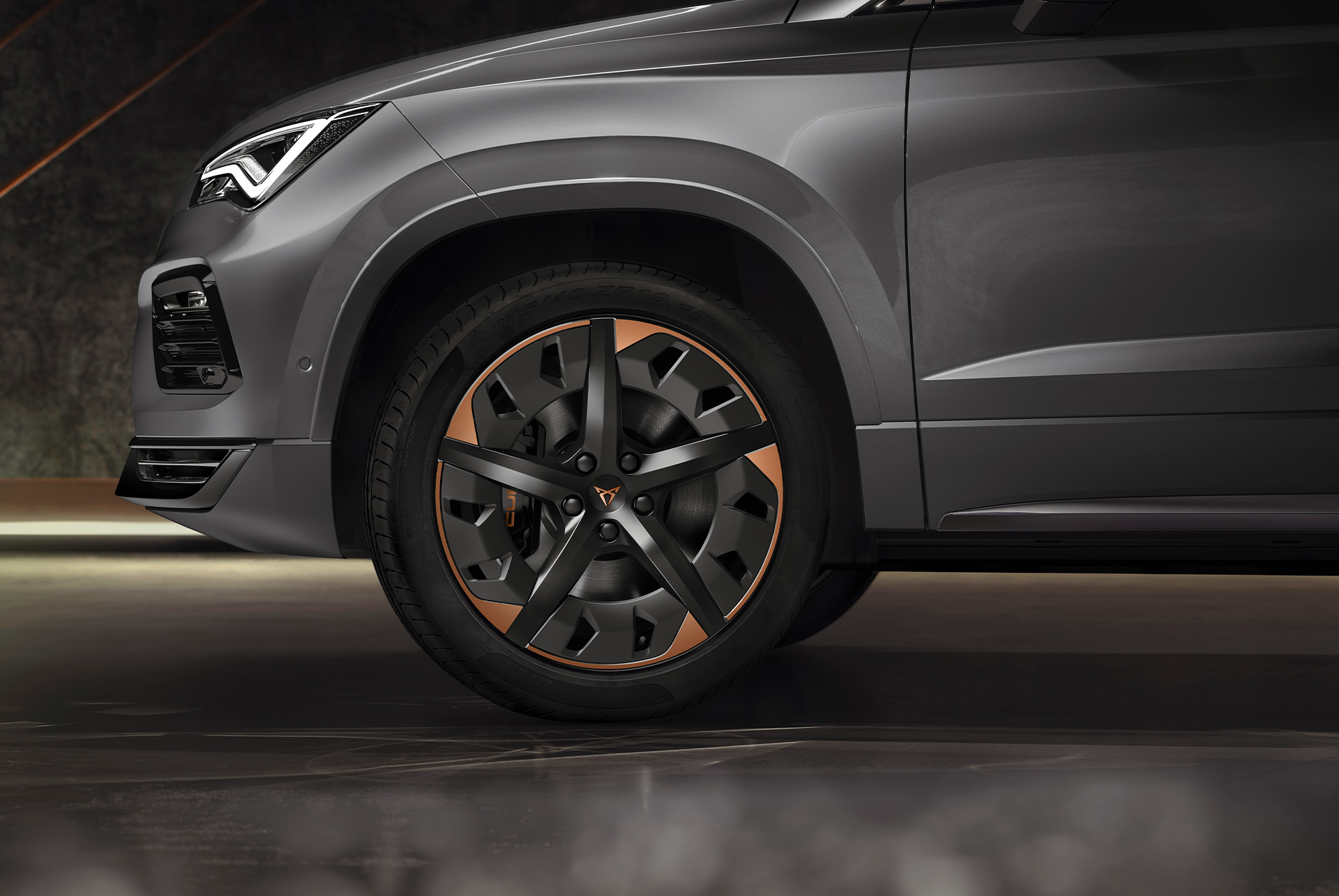 Primer plano de las llantas deportivas aerodinámicas exclusivas de 19 pulgadas en negro y cobre del CUPRA Ateca, que muestran su diseño atrevido y aerodinámico. 