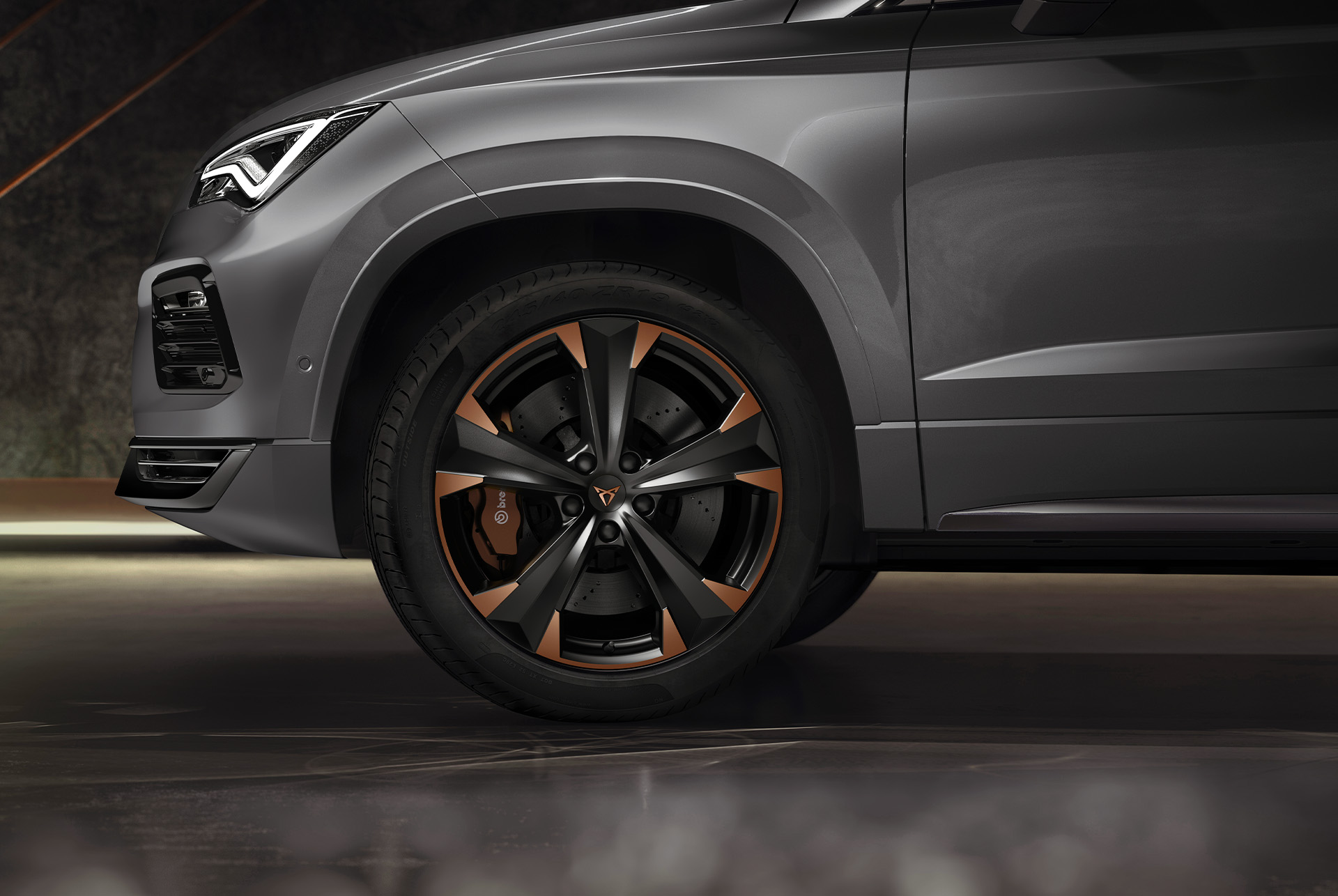 Primer plano de las llantas deportivas exclusivas de 19 pulgadas en negro y cobre del CUPRA Ateca, que resaltan su diseño fuerte y dinámico.