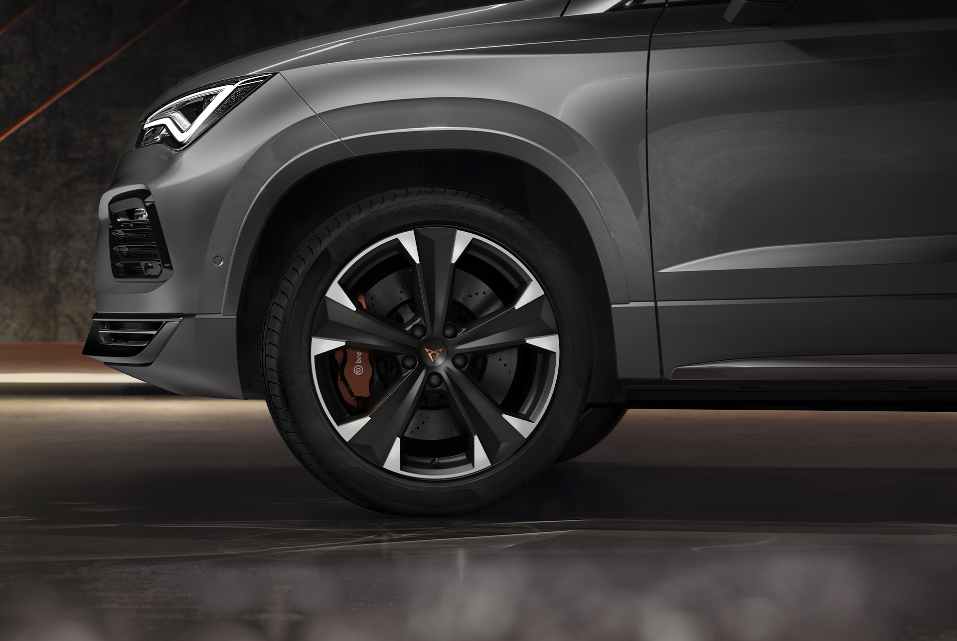 Primer plano de las llantas deportivas exclusivas de 19 pulgadas en negro y plata del CUPRA Ateca, que acentúan su diseño elegante y atrevido.