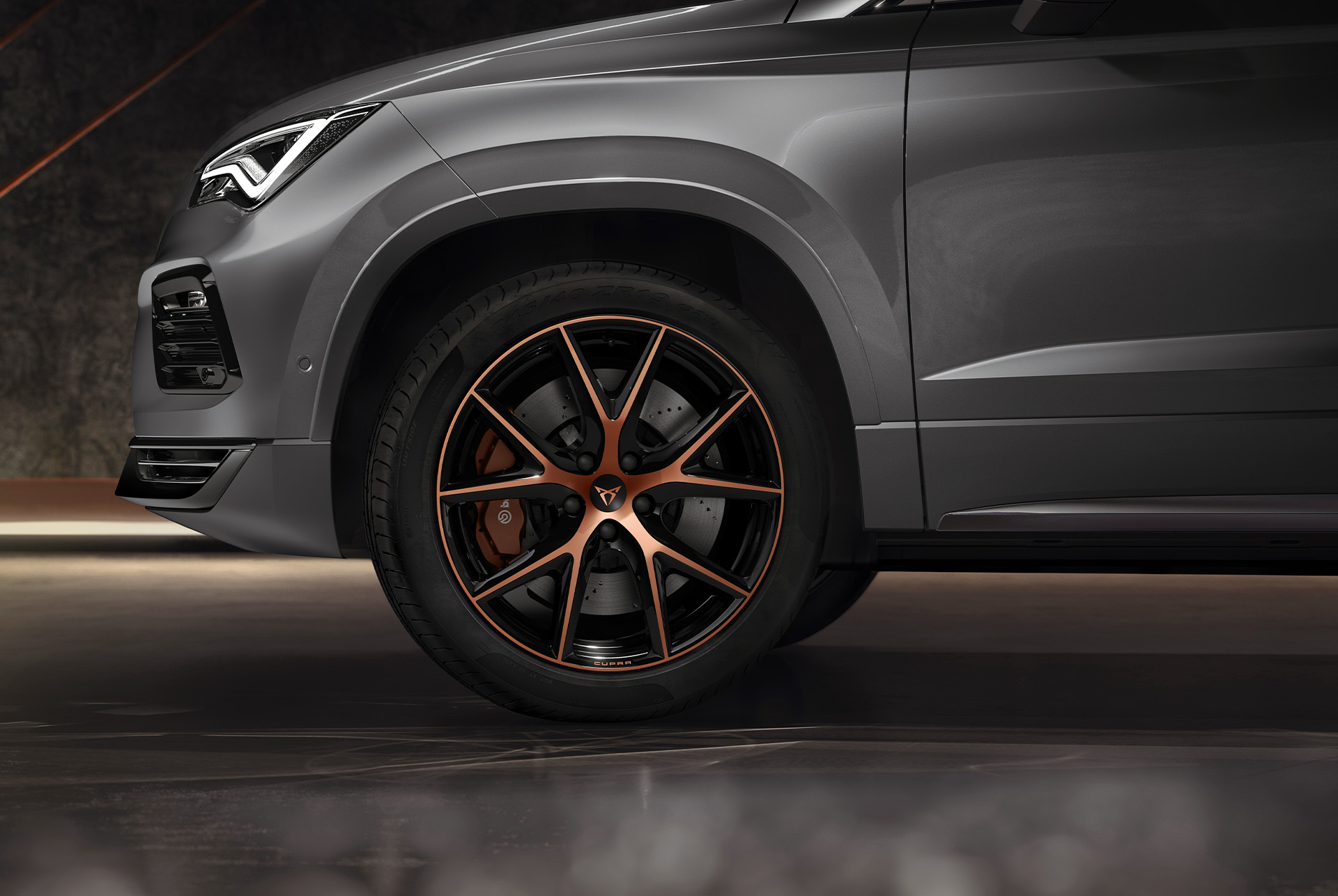 Primer plano de las llantas deportivas R exclusivas de 19 pulgadas en negro y cobre del CUPRA Ateca, que muestran su diseño dinámico y de primera categoría.