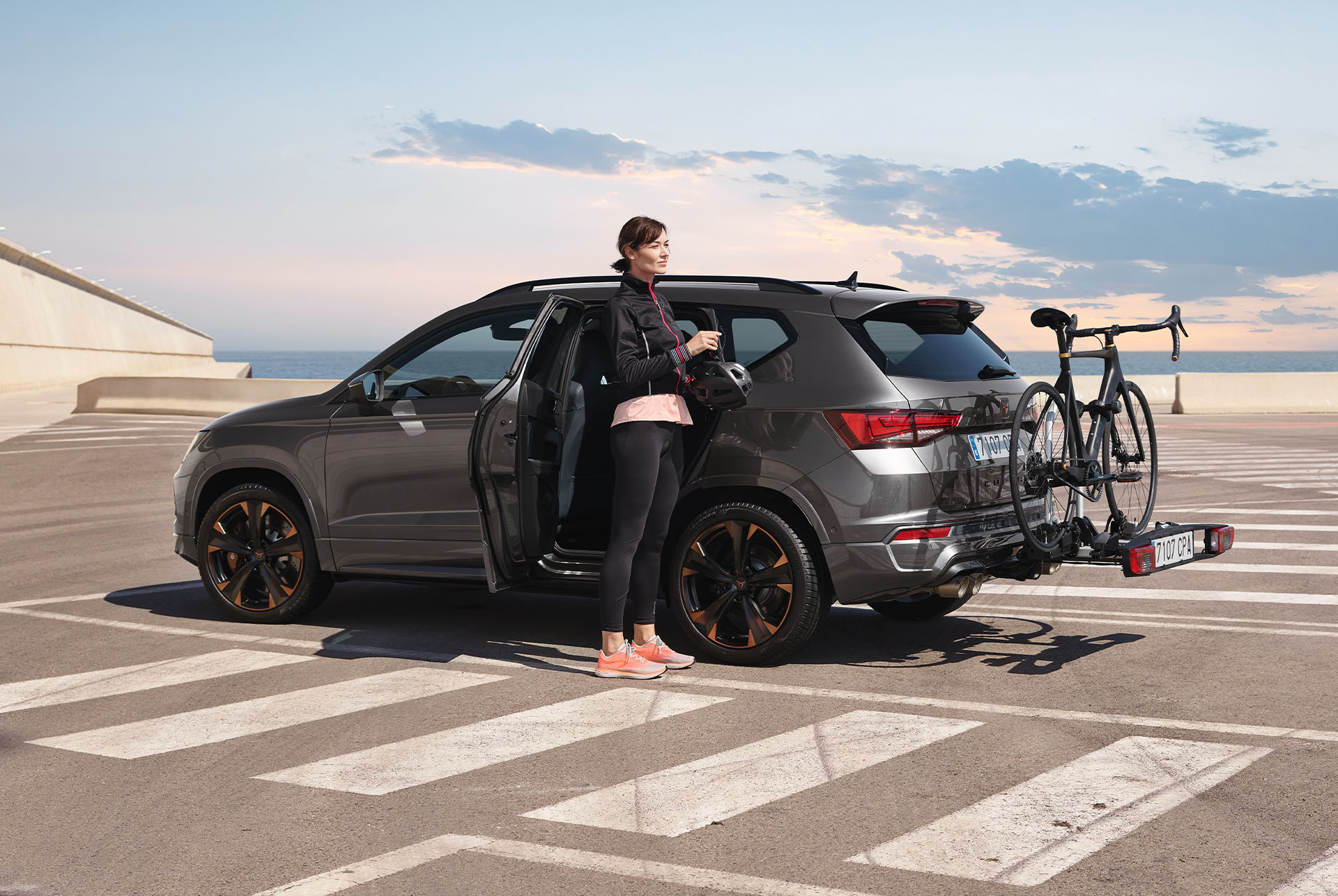 CUPRA Ateca con remolque portabicicletas de nuevo diseño en el que caben hasta dos bicicletas, enseñando su potencial para aventuras al aire libre.