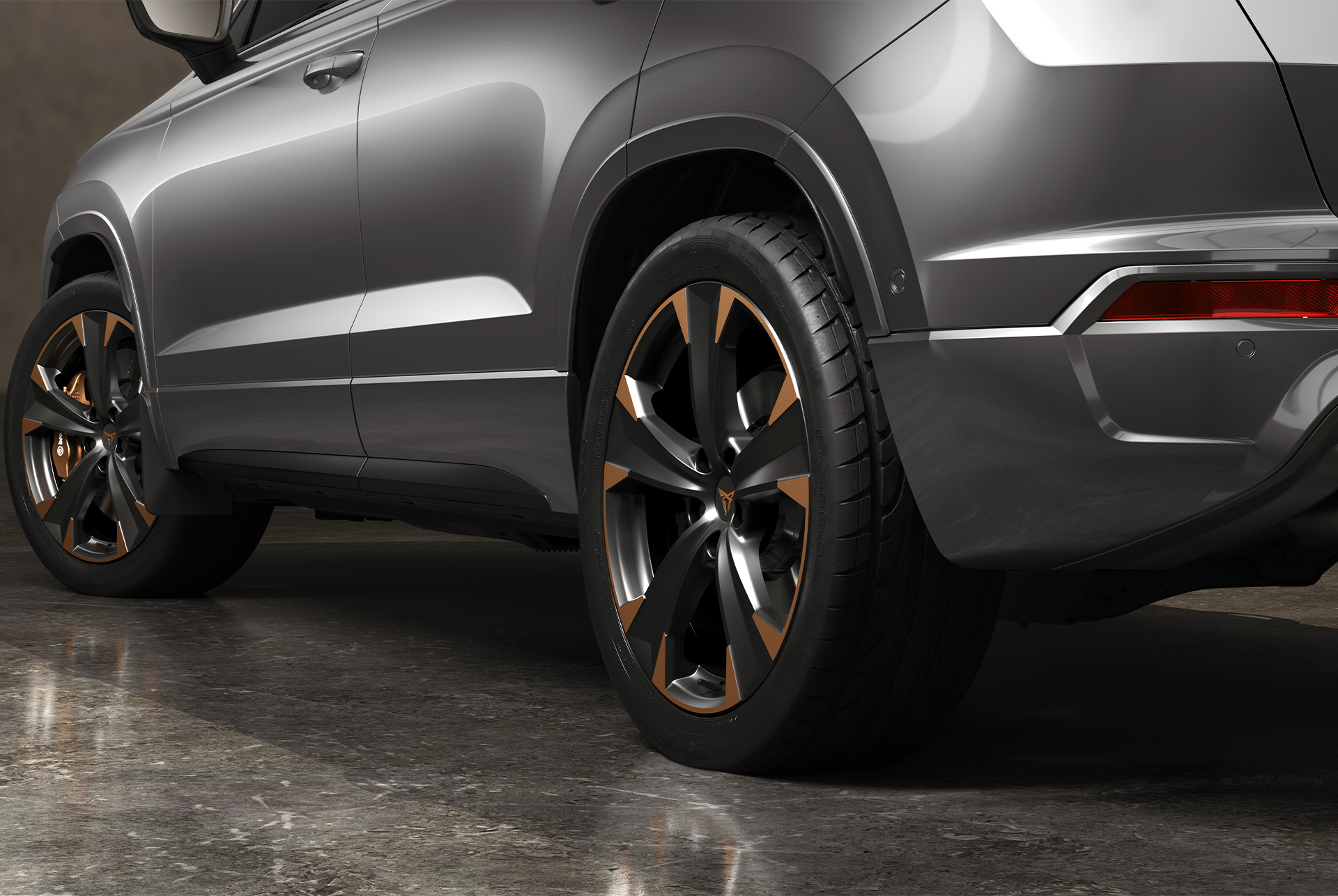 CUPRA Ateca con guardabarros delanteros protectores, diseñados para evitar la suciedad y proteger los bajos del coche de impactos peligrosos.