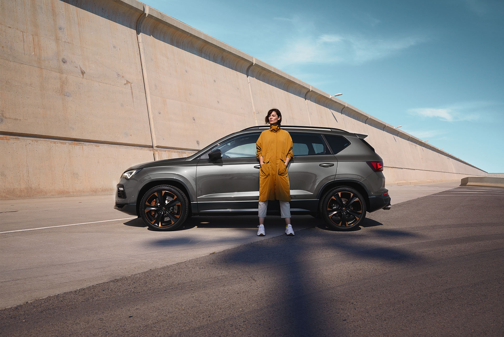 Vista lateral del CUPRA Ateca, donde destaca el motor de 221 kW (300 CV) del vehículo, capaz de alcanzar los 100 km/h en solo 4,9 segundos.