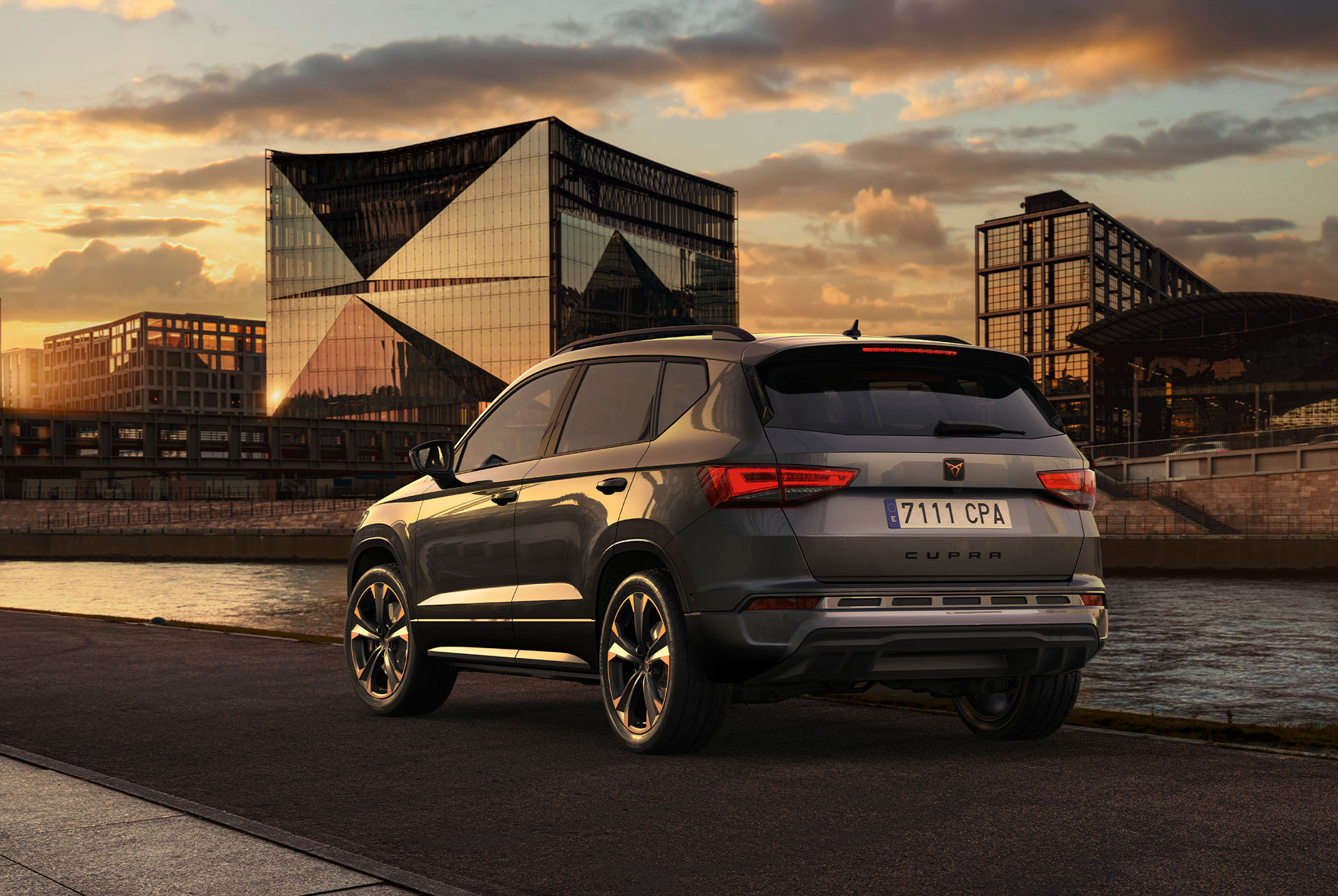 Vista trasera del SUV CUPRA Ateca al atardecer, donde destaca la nueva parrilla delantera inferior con embellecedores de aire y el nuevo difusor trasero, ambos diseñados para reforzar el diseño exterior y cuidar la aerodinámica.