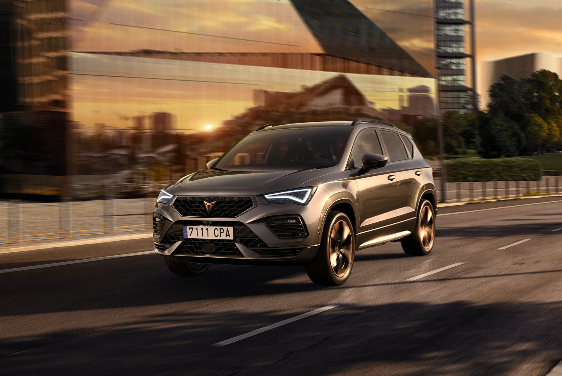 CUPRA Ateca SUV circulando por una carretera urbana al atardecer. El SUV está disponible con motor de 190 CV con tracción a las 4 ruedas, que ofrecen menos emisiones y consumo de combustible.