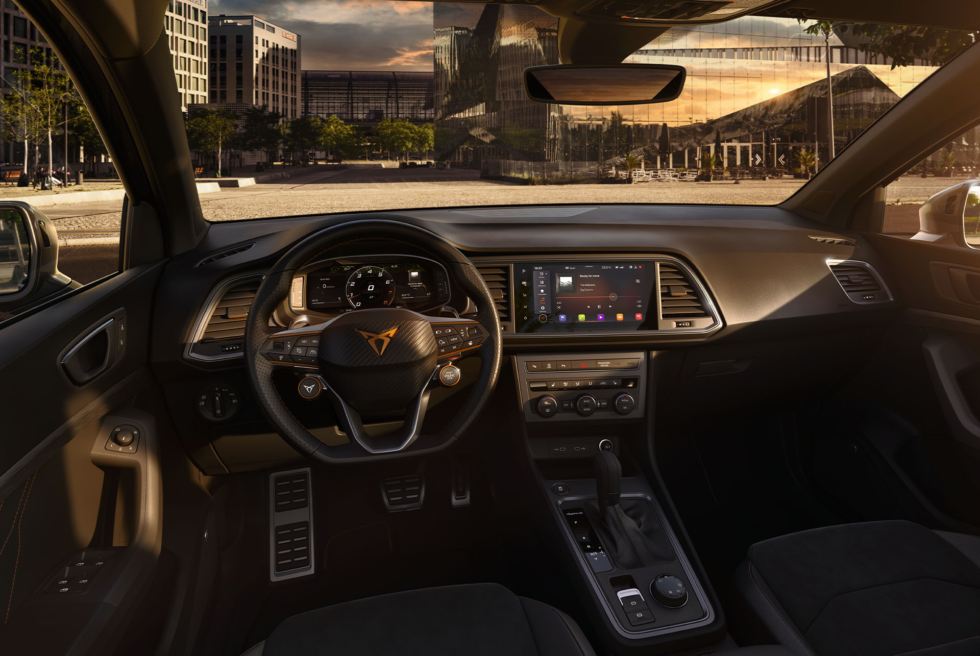 Vista interior del SUV CUPRA Ateca, donde se ve el volante con botones satélite para arrancar el motor y la selección del perfil de conducción. Las levas de cambio tras el volante permiten cambiar cómodamente de marchas.