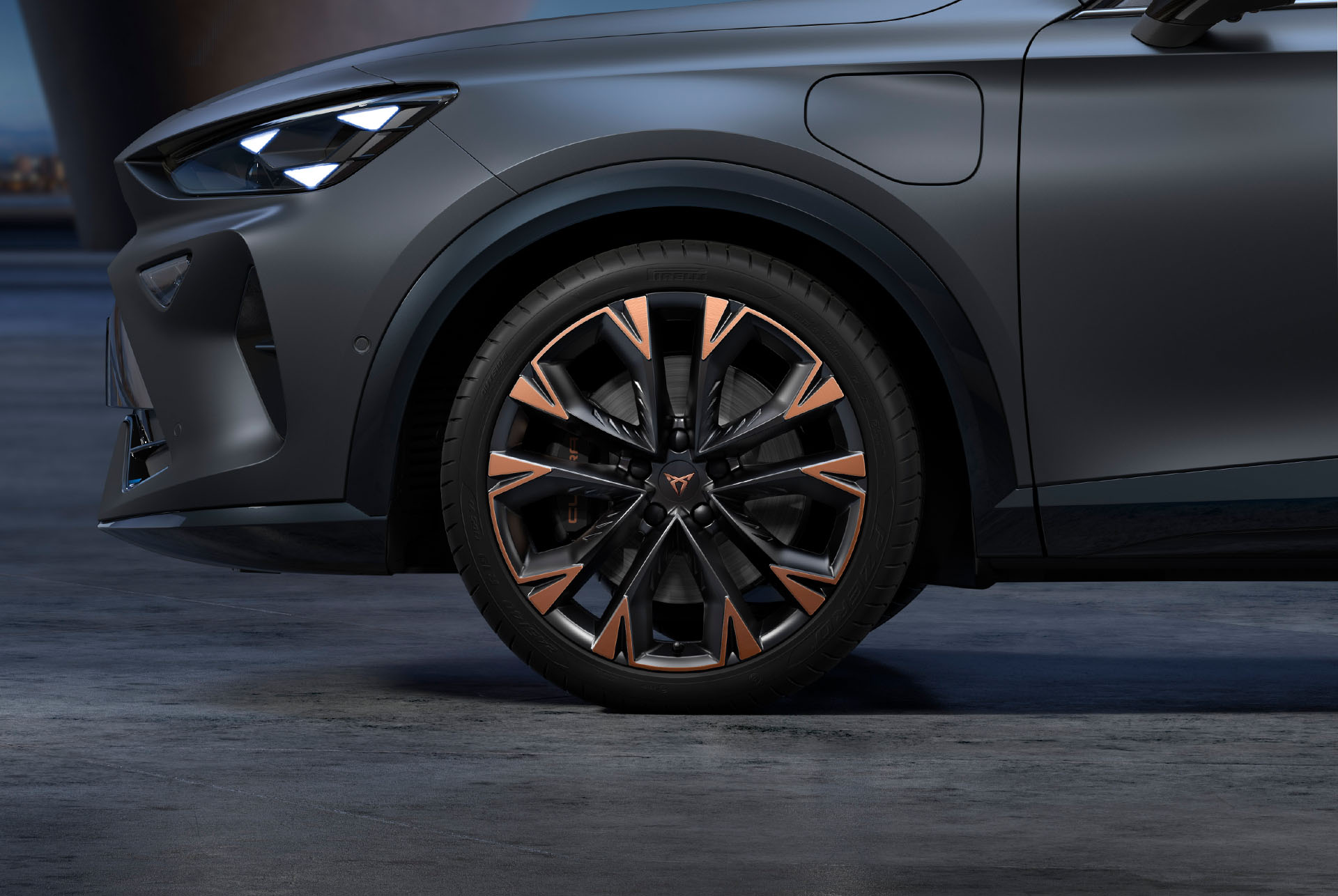 Nuevas llantas del CUPRA Formentor 2024 en Copper y negro, aleación y neumáticos con el logotipo en el centro, faros LED.