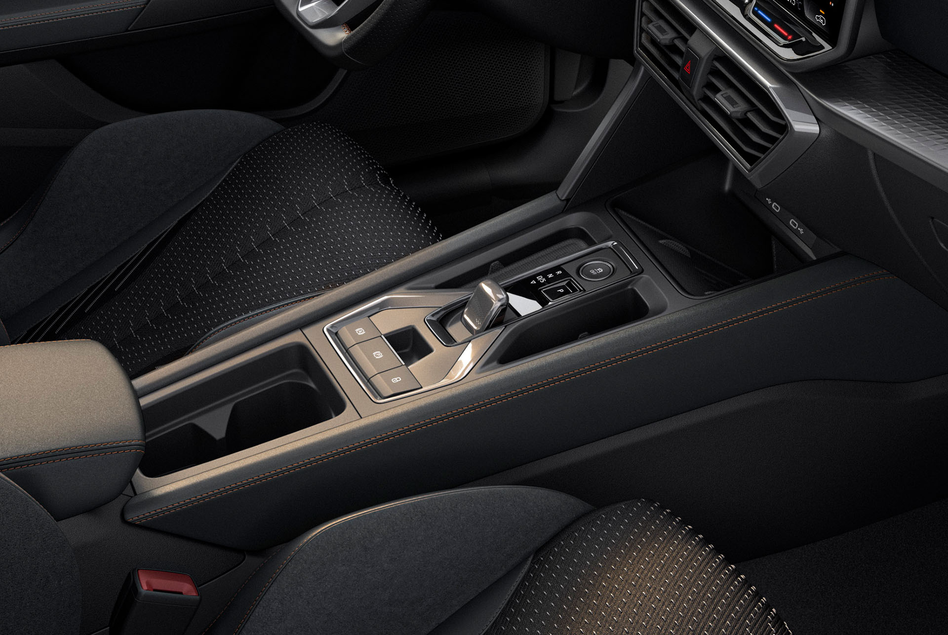 Primer plano del diseño interior del nuevo coche híbrido CUPRA León 2024, consola central, mandos de CUPRA Connect, costuras en cobre, tapicería negra y metalizada.