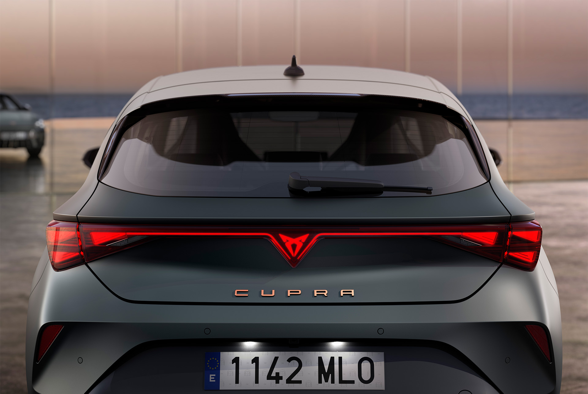 Vista del maletero y las luces traseras del nuevo coche híbrido CUPRA León 2024, iluminación LED, logotipo CUPRA LED integrado