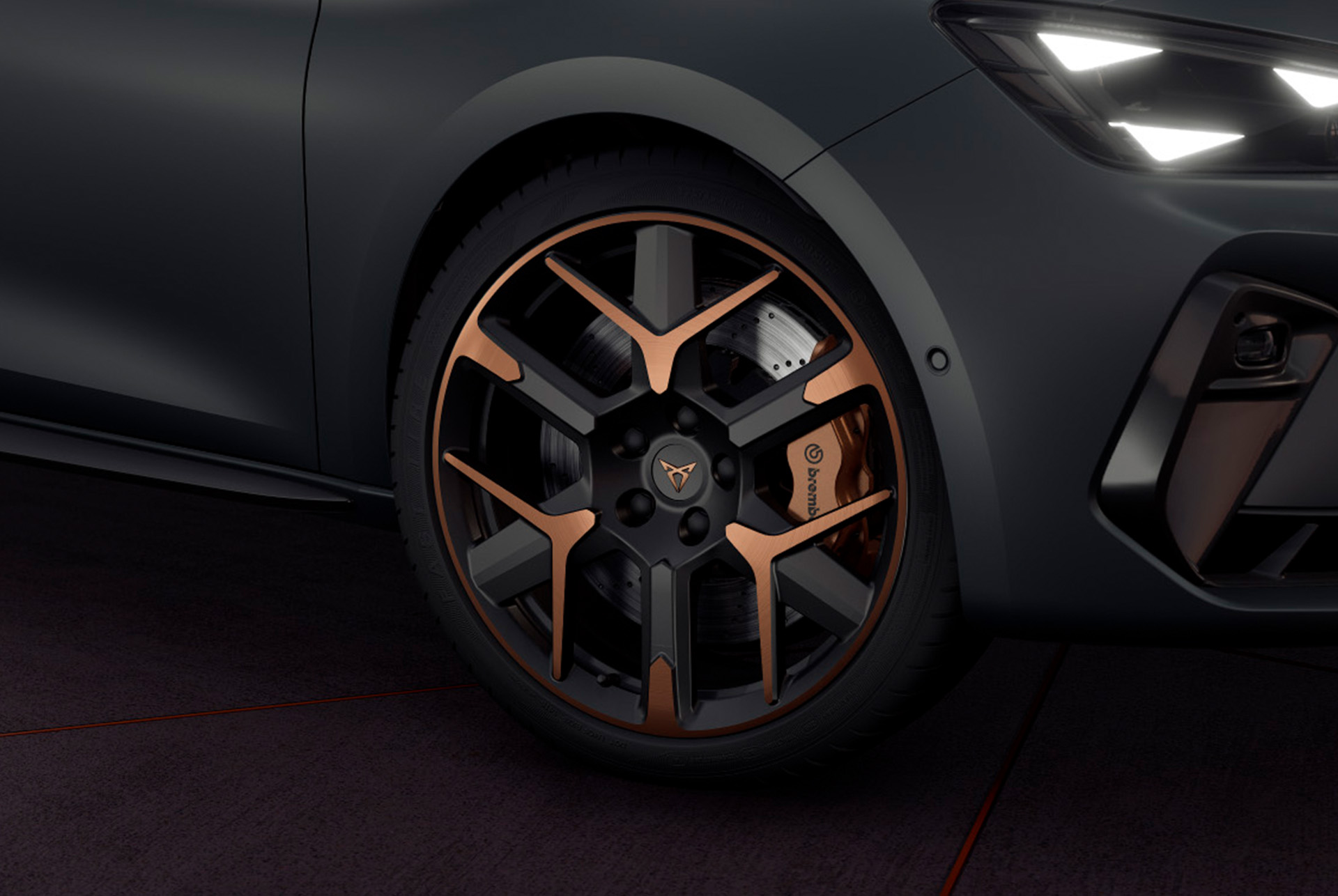 primer plano del nuevo CUPRA León 2024 con acabado Hailstorm Copper y llantas forjadas en negro con faros con forma de ojo triangular