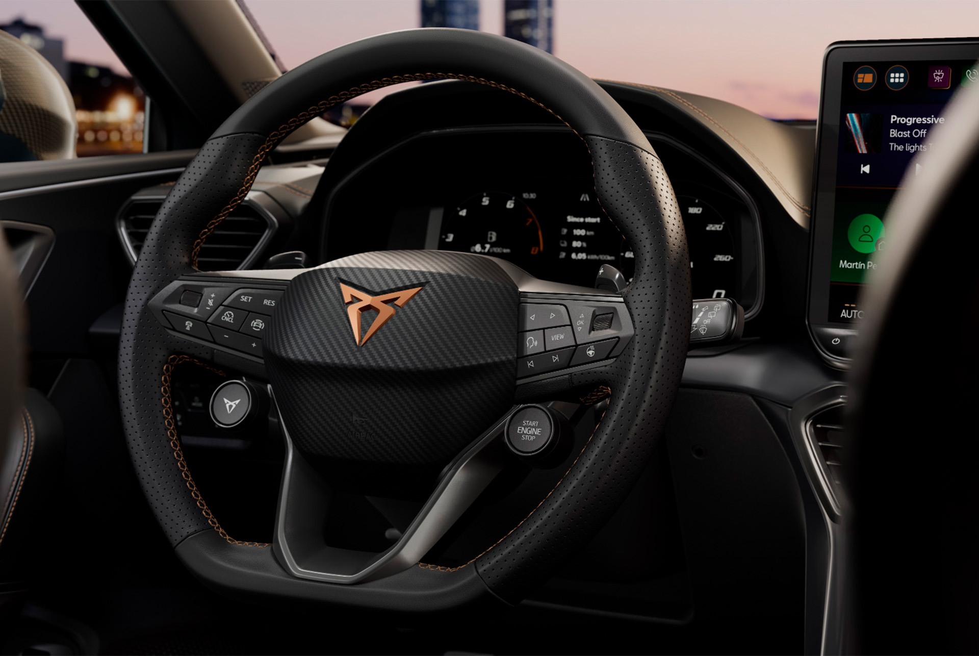 Primer plano de la tecnología del nuevo CUPRA León 2024, volante con botones satélite, cabina del coche, vista del asiento del conductor, retrovisor, sistema de Infotainment, panel de la puerta del salpicadero, logotipo CUPRA y ventanilla.