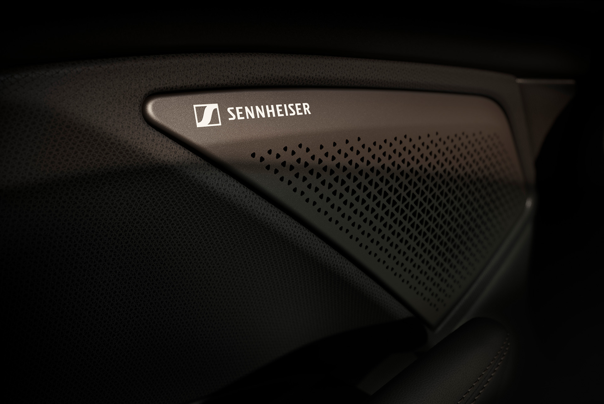 Sistema de sonido de 12 altavoces de alta fidelidad Immersive By Sennheiser del CUPRA Terramar, con el logotipo de Sennheiser. Primer plano.