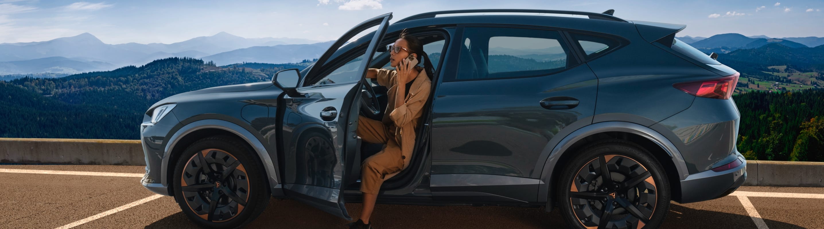 chica-junto-a-cupra-formentor-en-carretera