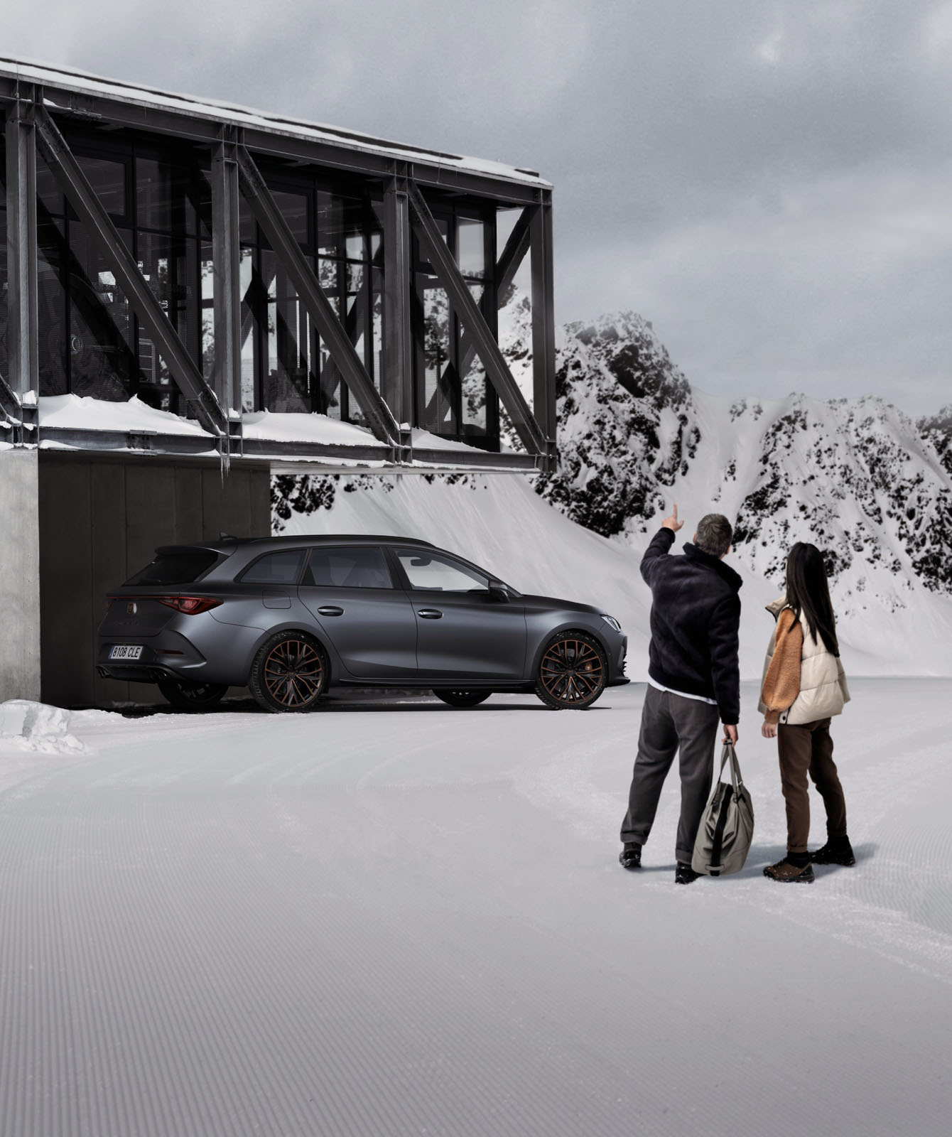 pareja-delante-de-casa-en-la-nieve 